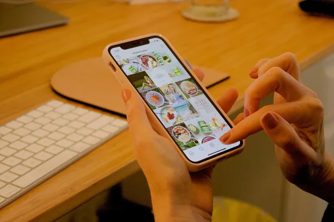How to know if someone screenshots your Instagram Story How to know if someone screenshots your Instagram Story