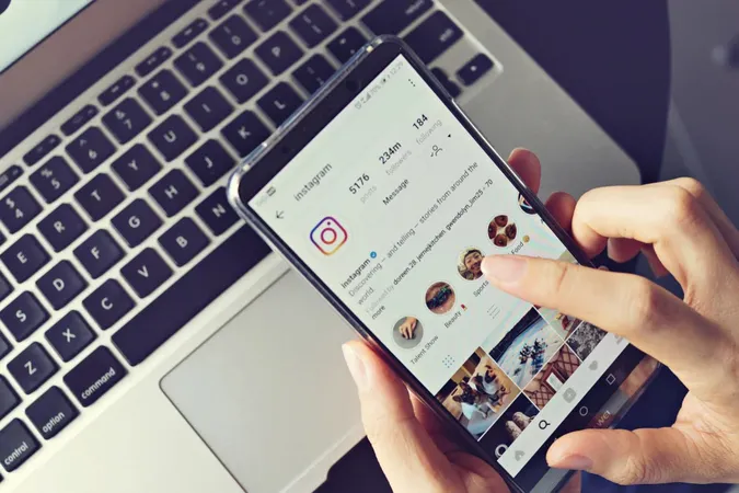 Instagram öne çıkanlar özelliğini gösteren akıllı telefon ekranı Instagram öne çıkanlar özelliğini gösteren akıllı telefon ekranı